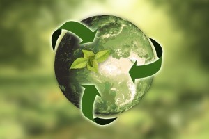 la planete terre en vert avec autour les 3 fleches representant le recyclage
